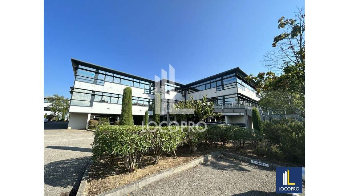 Loue bureaux de 249m² en R+1 à Sophia-Antipolis