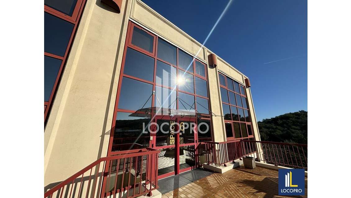 Loue bureaux de 107m² en R+1 à Sophia Antipolis
