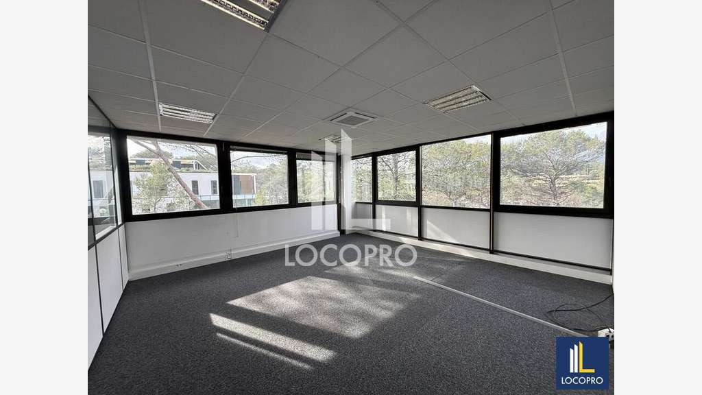 Plateau lumineux 253m² en étage Sophia Antipolis