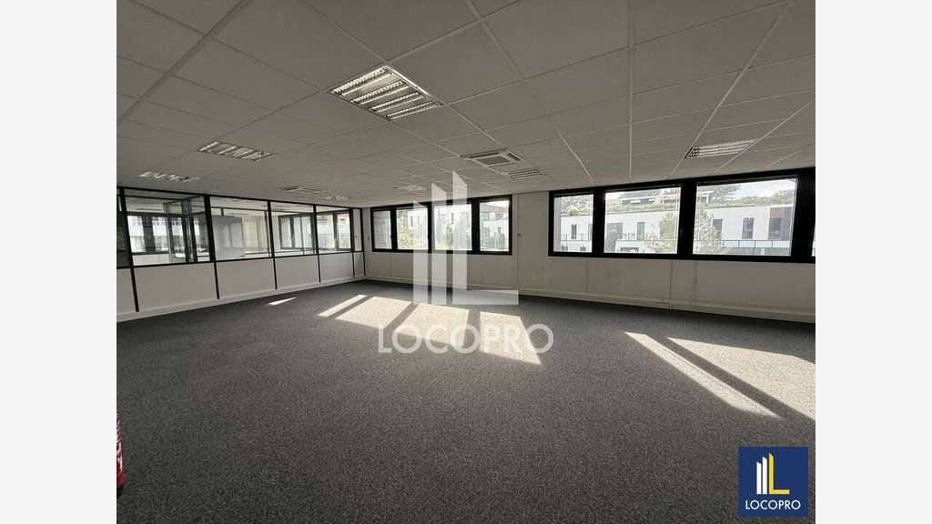Plateau lumineux 253m² en étage Sophia Antipolis