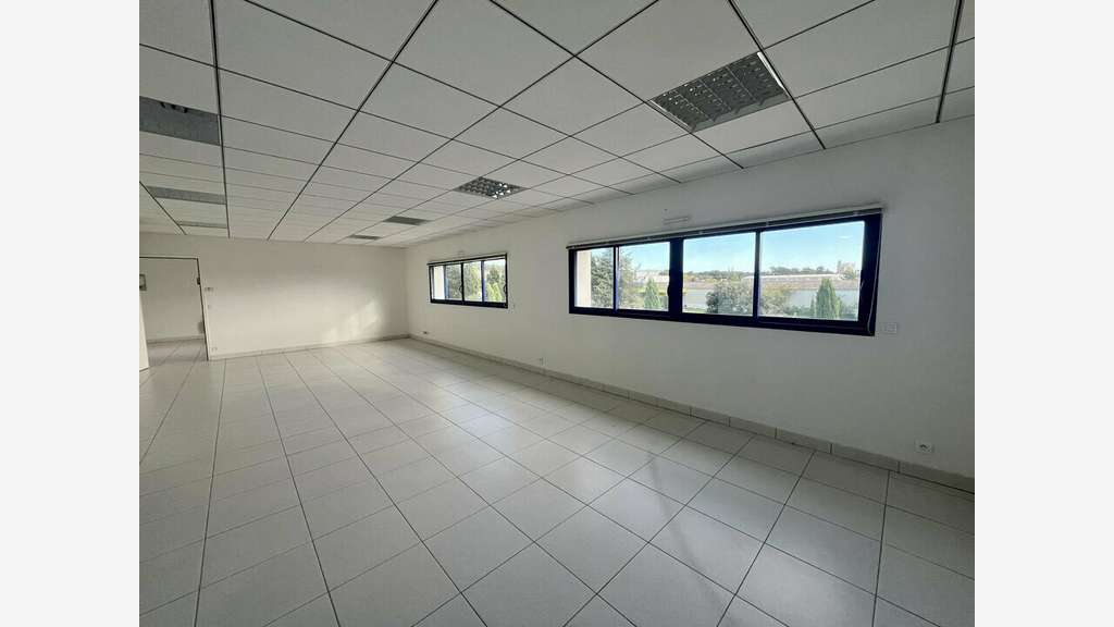 Bureaux 282m² R+1 à louer à Sorgues