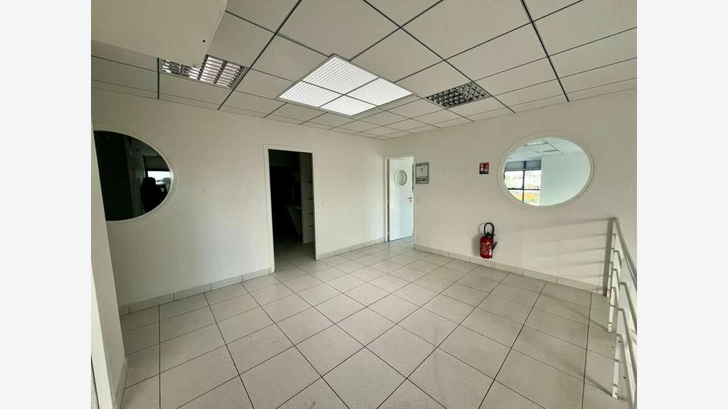 Bureaux 282m² R+1 à louer à Sorgues