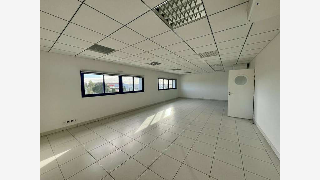 Bureaux 282m² R+1 à louer à Sorgues