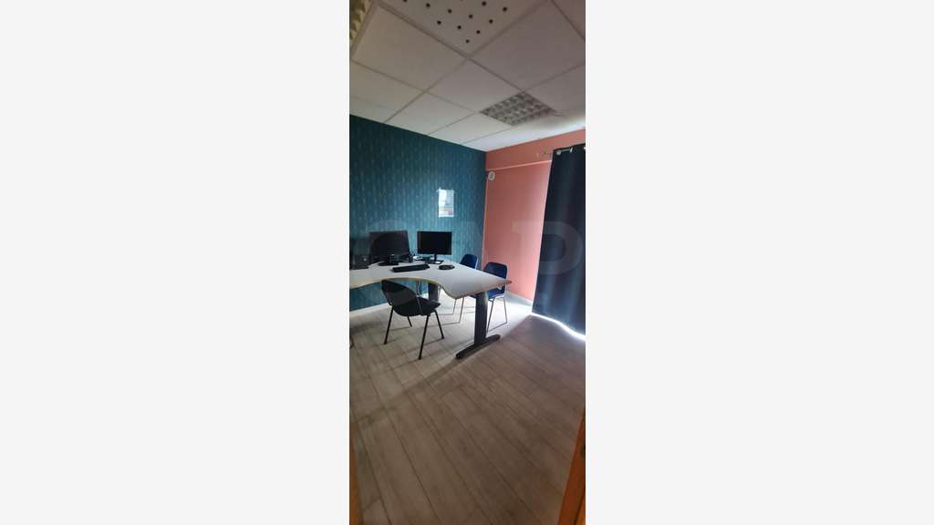 A louer bureaux 221m² à Taden