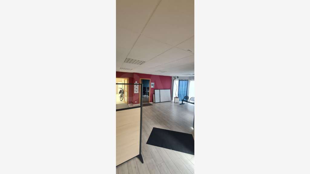 A louer bureaux 221m² à Taden