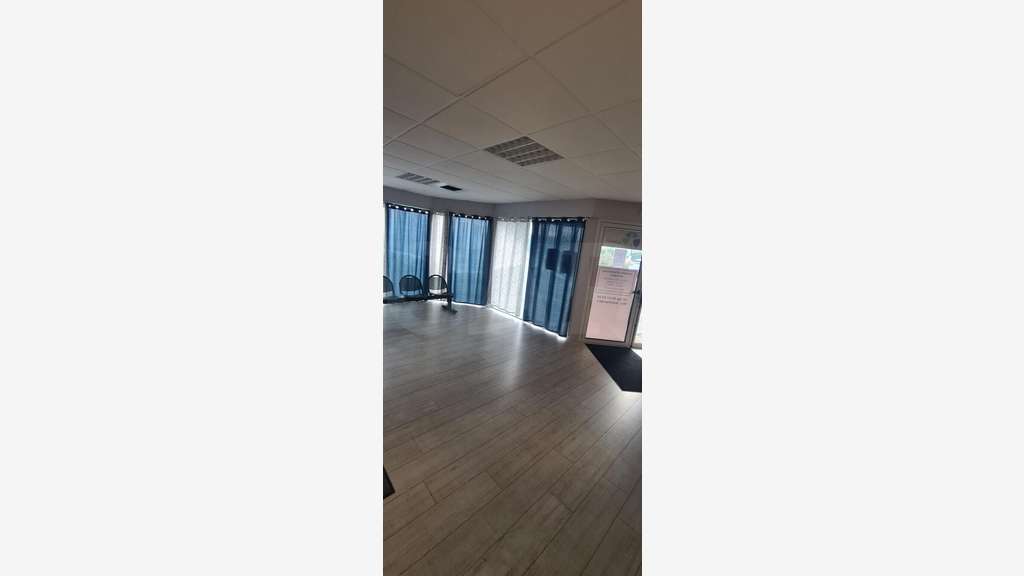 A louer bureaux 221m² à Taden