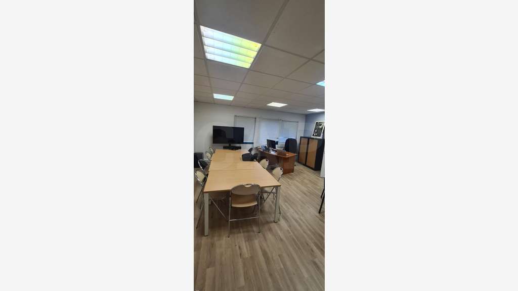 A louer bureaux 221m² à Taden