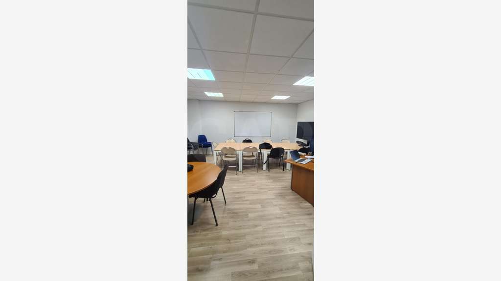 A louer bureaux 221m² à Taden