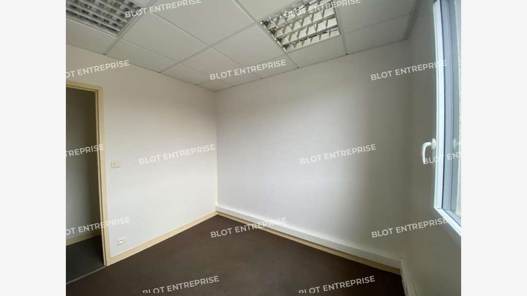 A louer bureaux 59m² accès PMR à Taden