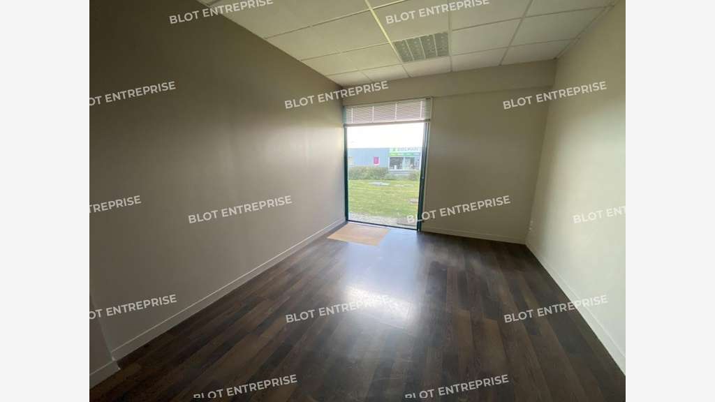 A louer locaux 220m² Zone des Alleux à Taden