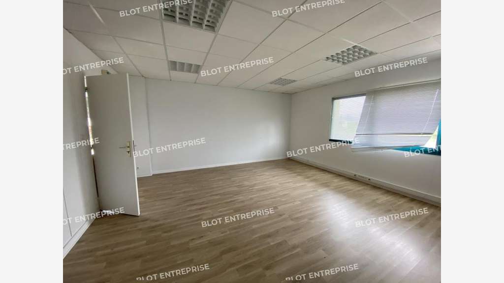 A louer locaux 220m² Zone des Alleux à Taden