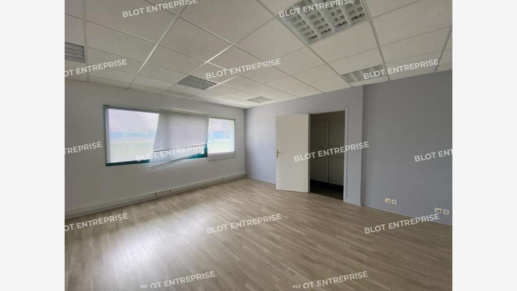 A louer locaux 220m² Zone des Alleux à Taden