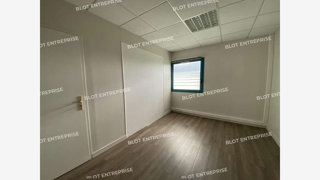 A louer locaux 220m² Zone des Alleux à Taden