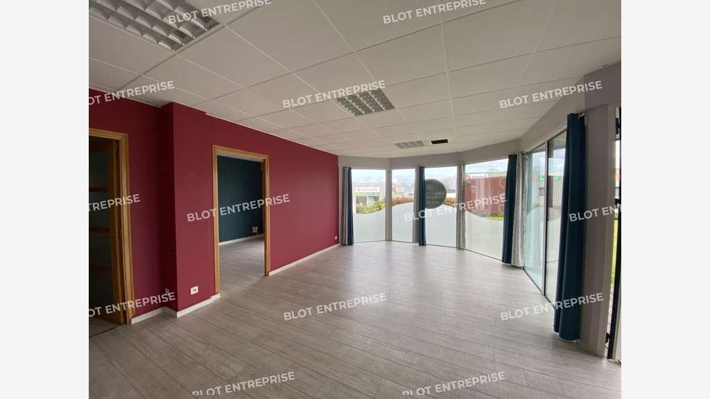 A louer locaux 220m² Zone des Alleux à Taden