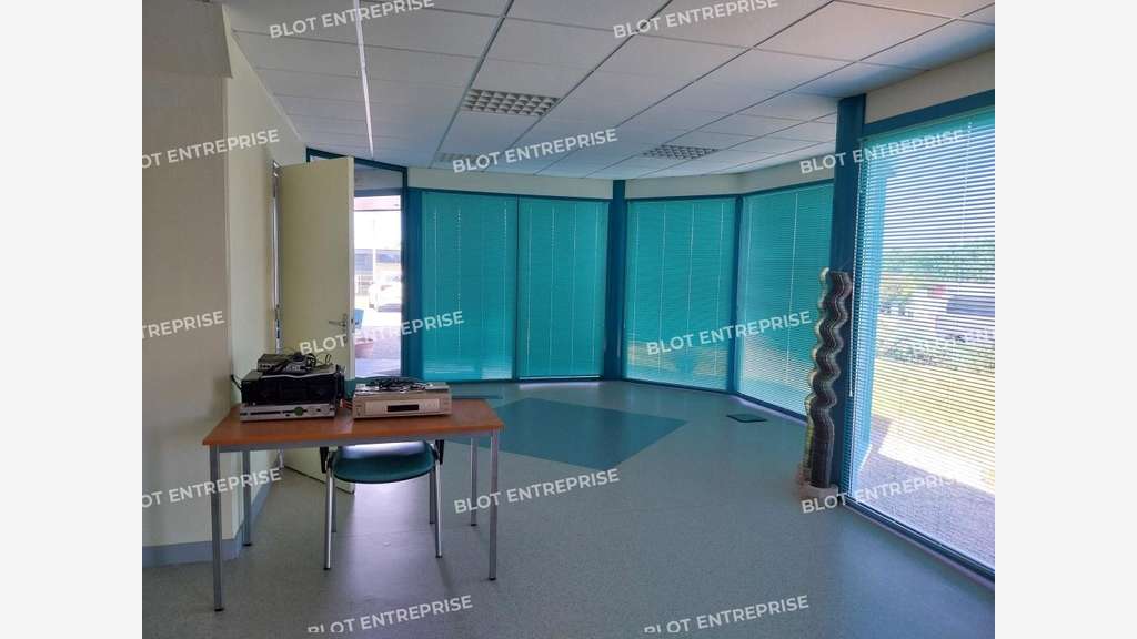 A louer bureaux 460m² zone des Alleux à Taden 