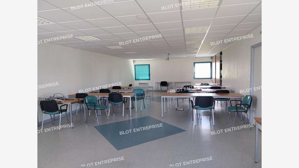 A louer bureaux 460m² zone des Alleux à Taden 