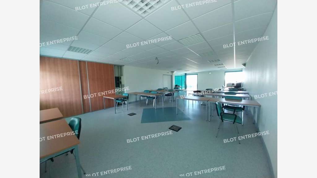 A louer bureaux 460m² zone des Alleux à Taden 