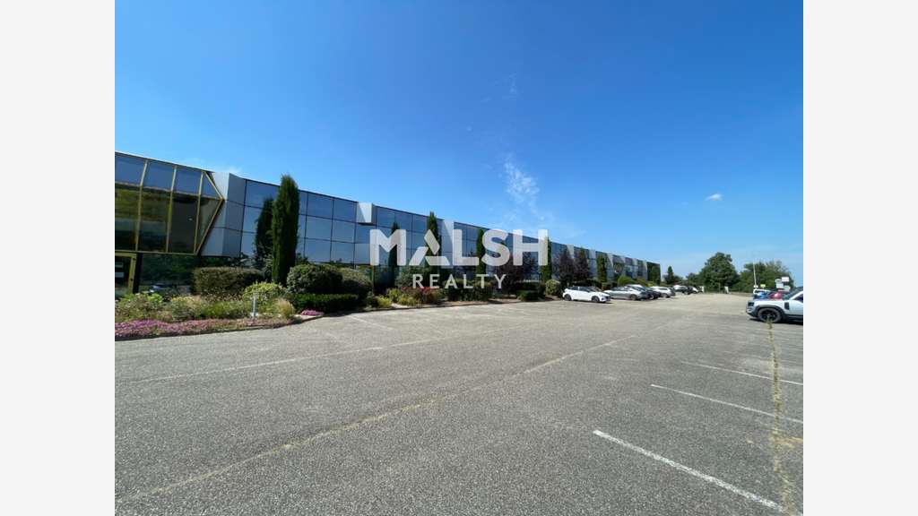 A louer bureaux/showroom 213m² bel empl à Taluyers