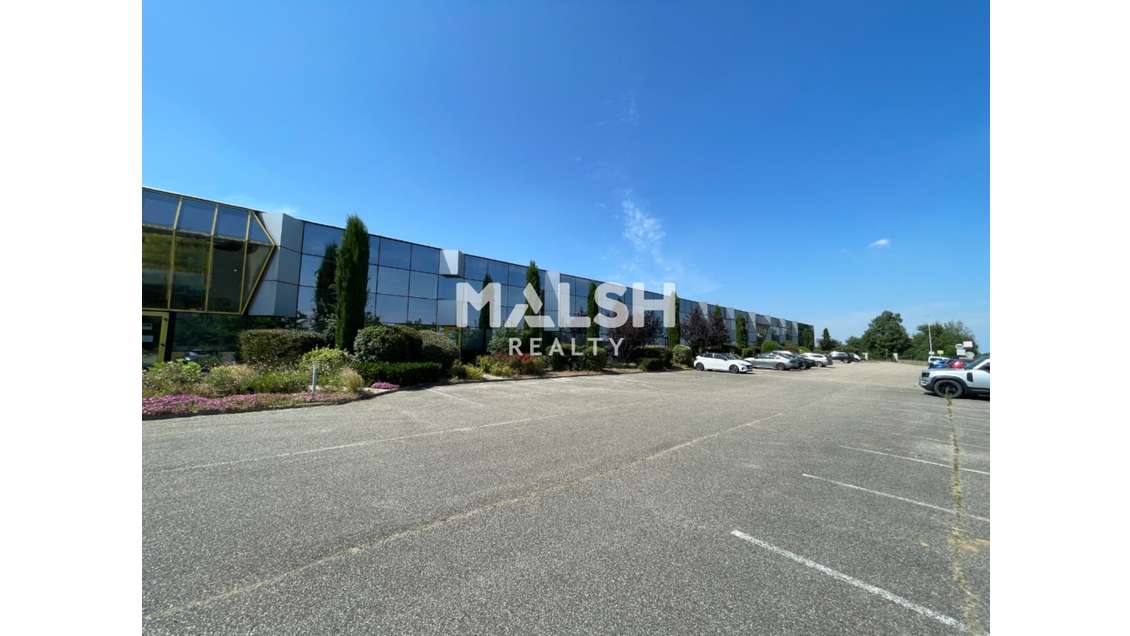 A louer bureaux/showroom 213m² bel empl à Taluyers