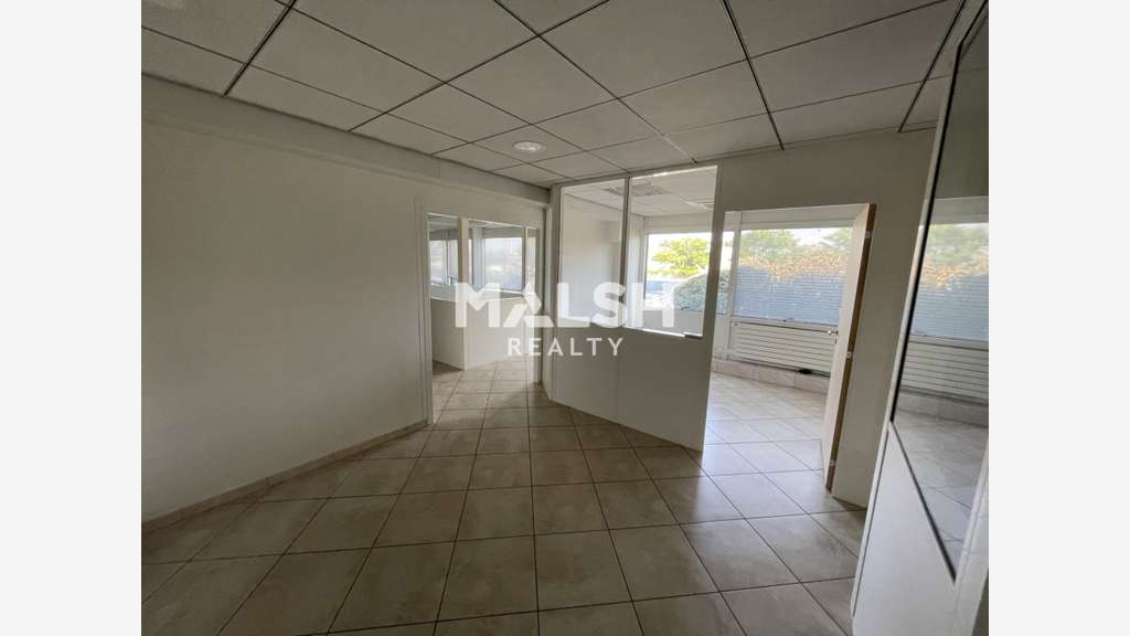 A louer bureaux/showroom 213m² bel empl à Taluyers