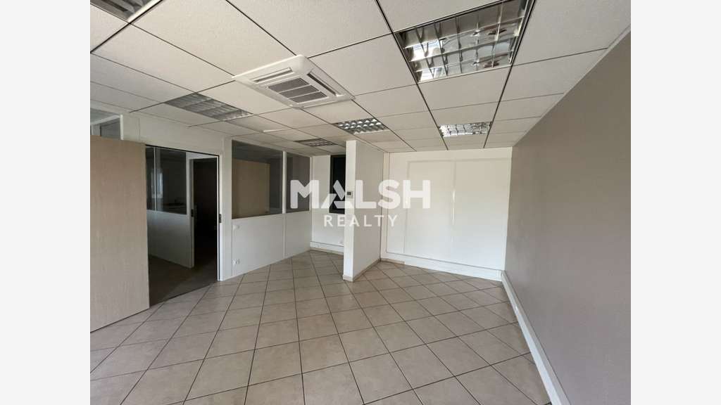 A louer bureaux/showroom 213m² bel empl à Taluyers