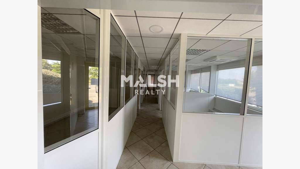 A louer bureaux/showroom 213m² bel empl à Taluyers