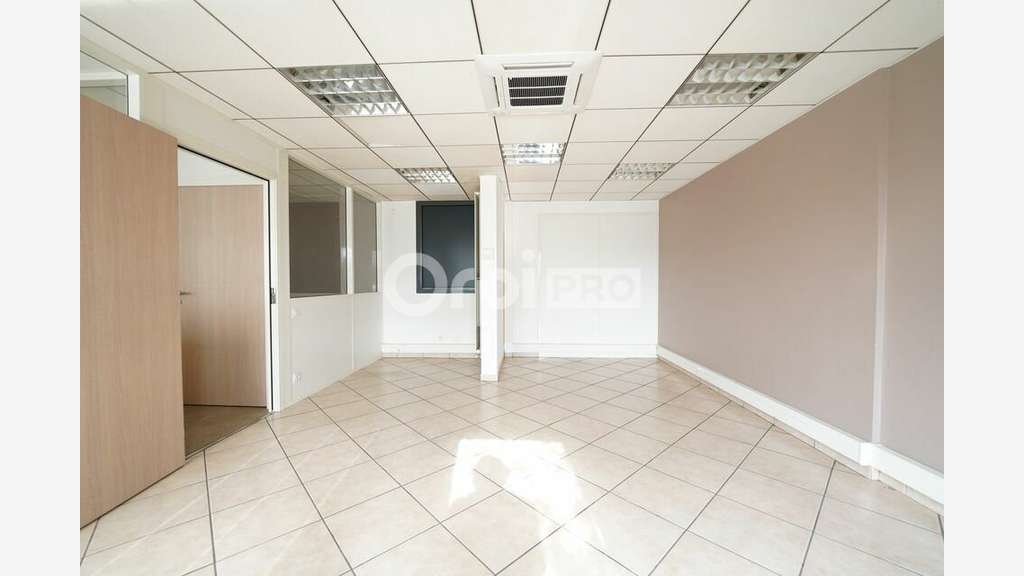 Bureau 213m² RDC à louer à Taluyers D342