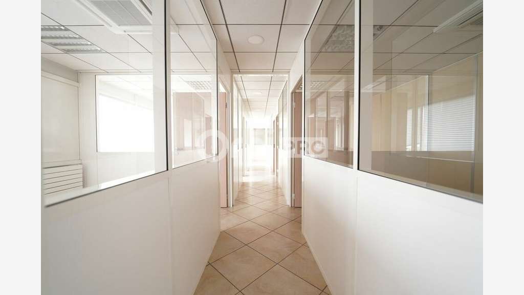 Bureau 213m² RDC à louer à Taluyers D342
