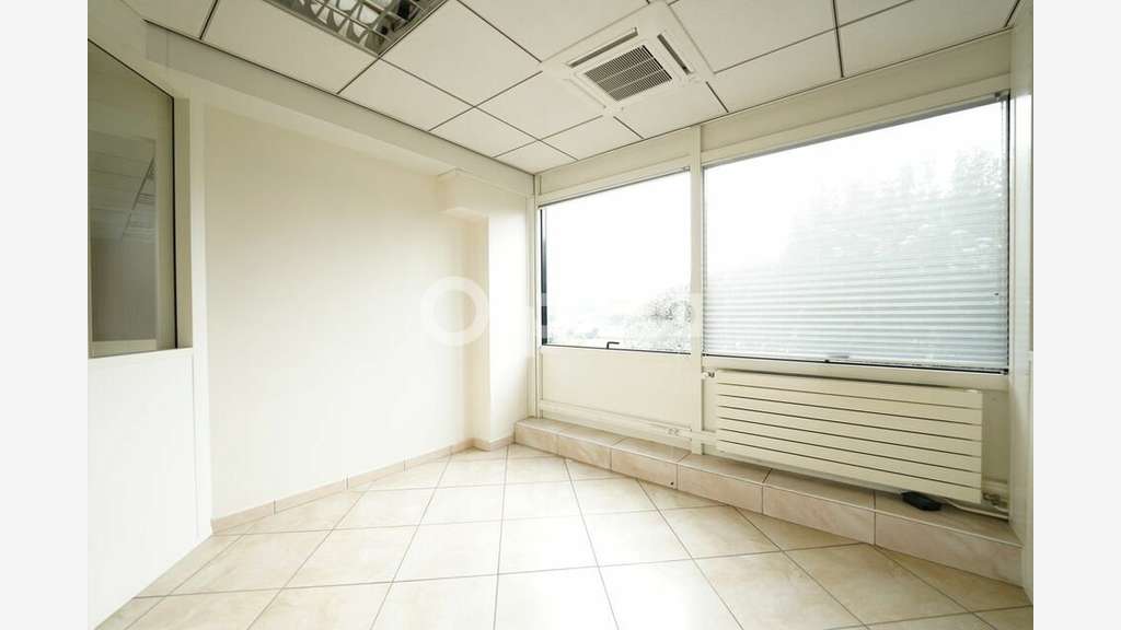 Bureau 213m² RDC à louer à Taluyers D342