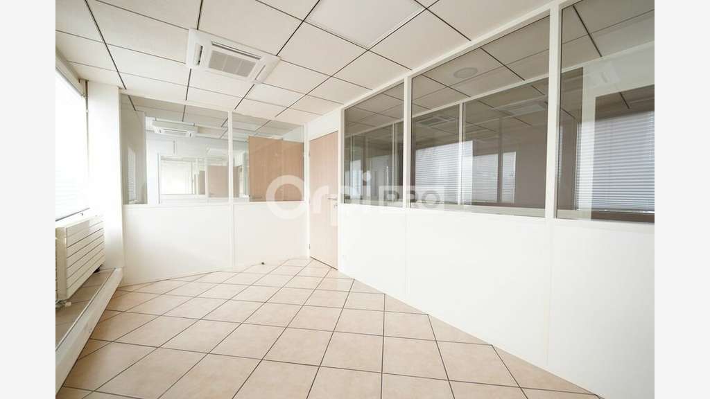 Bureau 213m² RDC à louer à Taluyers D342