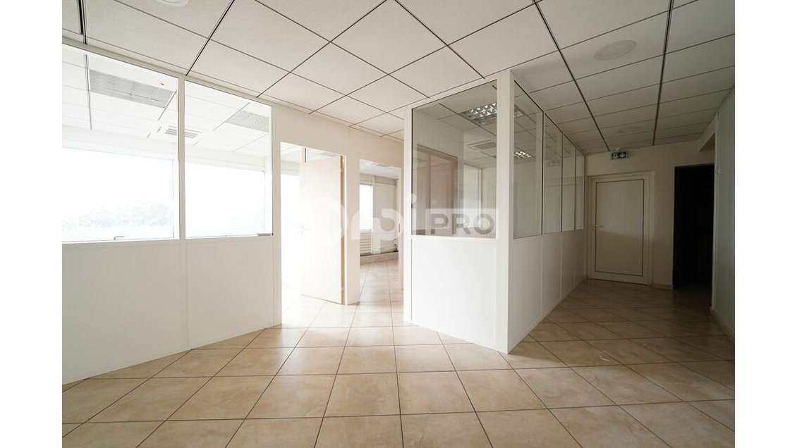 Bureau 213m² RDC à louer à Taluyers D342