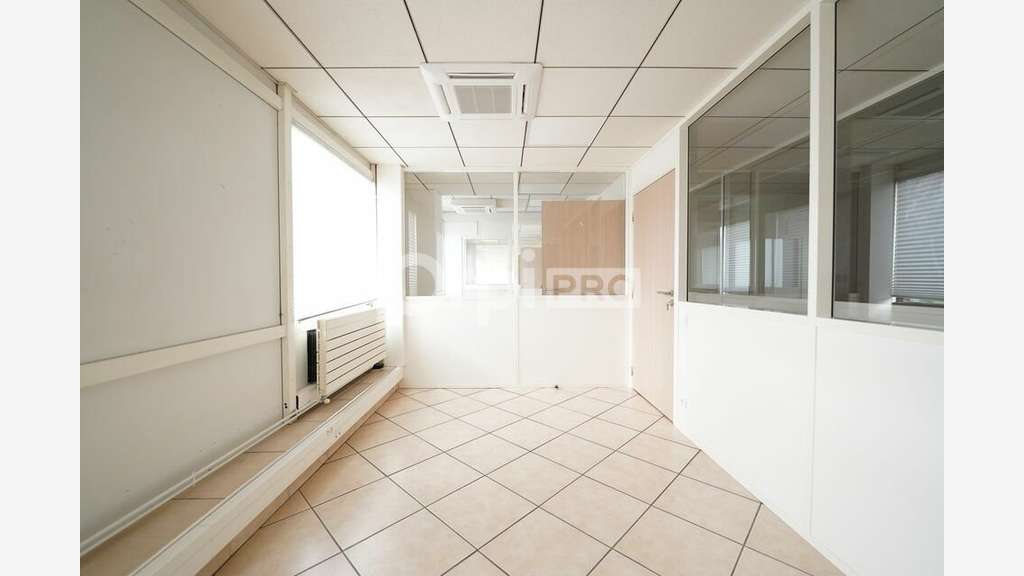 Bureau 213m² RDC à louer à Taluyers D342