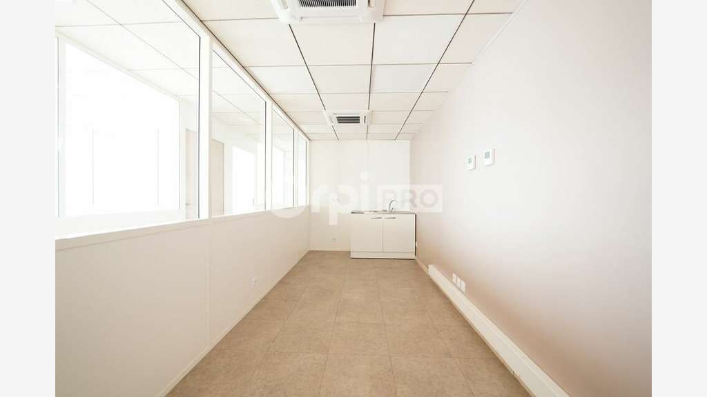 Bureau 213m² RDC à louer à Taluyers D342