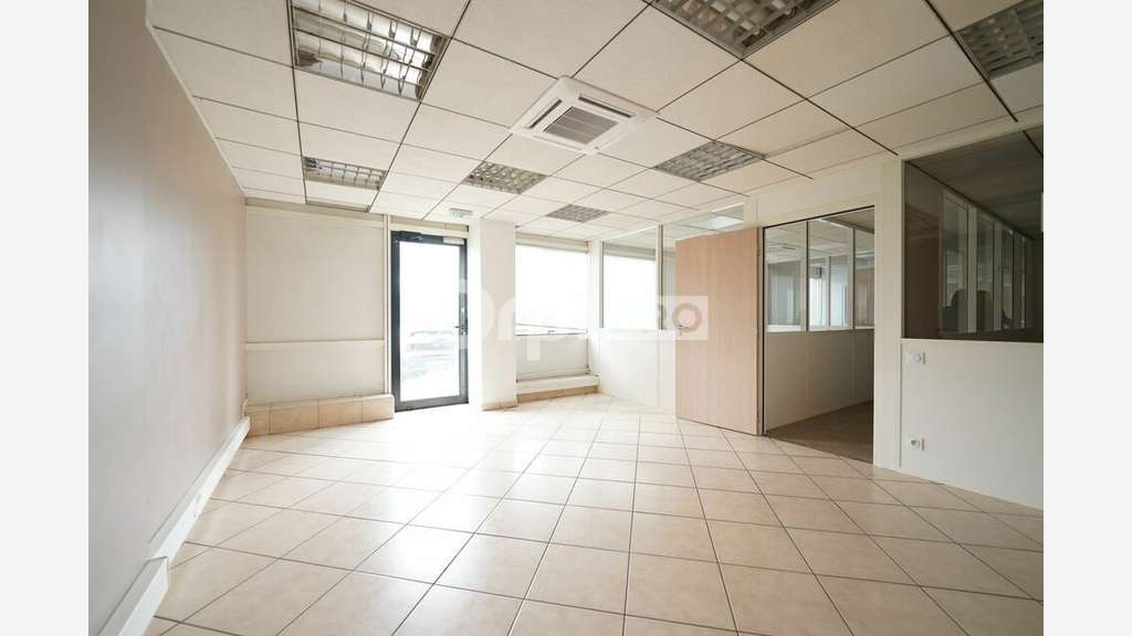Bureau 213m² RDC à louer à Taluyers D342