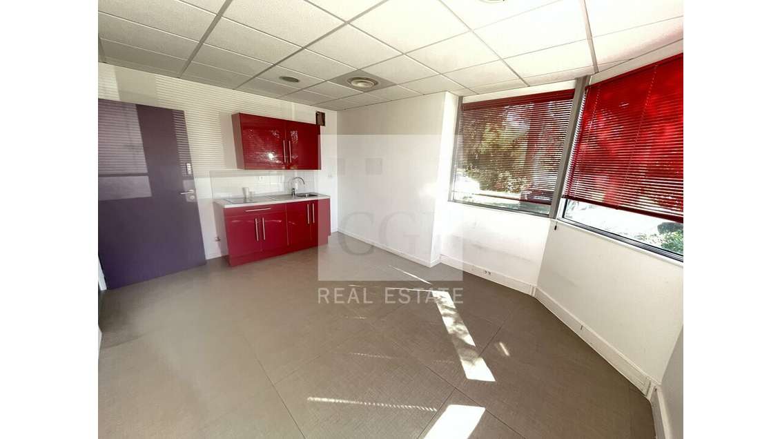 Bureaux 210m² RDC à louer à Tassin-la-Demi-Lune