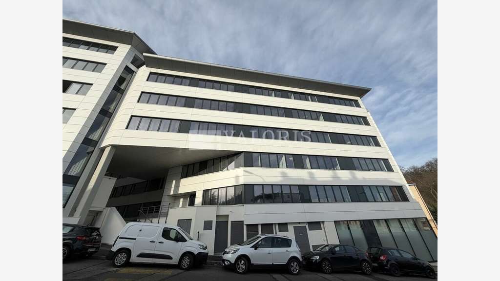 Bureaux 194m² à louer à Tassin la Demi Lune