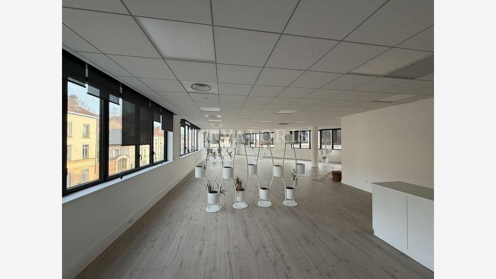 Bureaux 194m² à louer à Tassin la Demi Lune