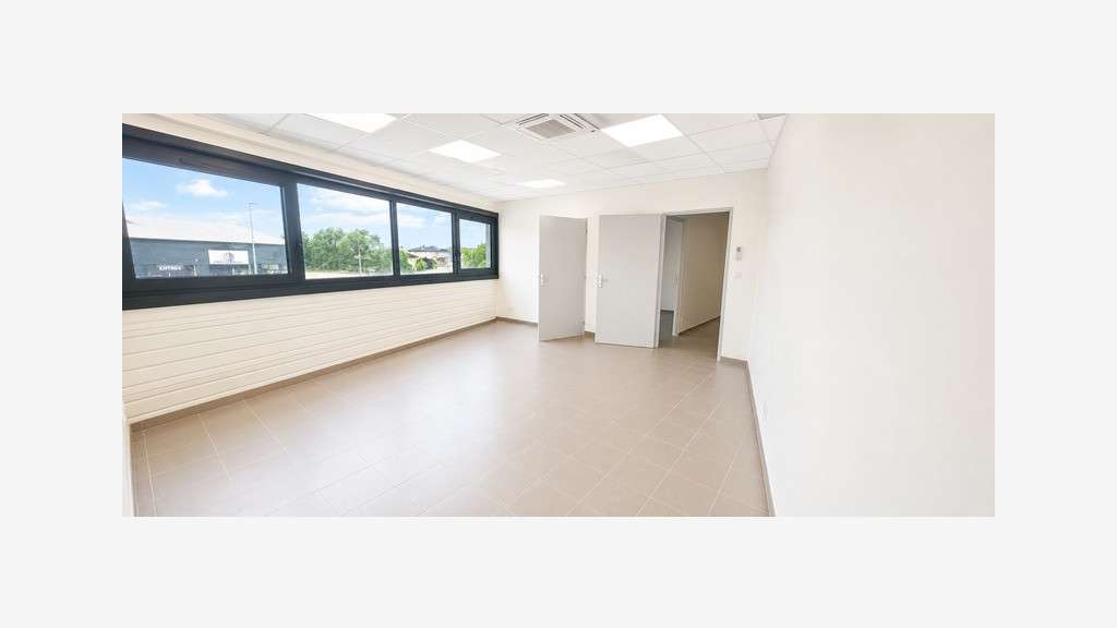 A louer local pro aménagé 70m² accès PMR à Tavaux 