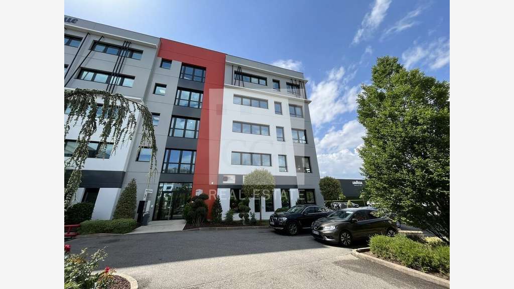 A louer bureaux 1817m² à Saint-Priest Technoland