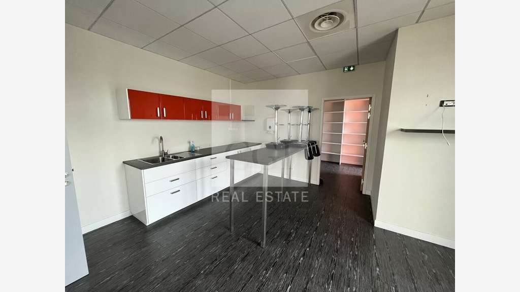 A louer bureaux 1817m² à Saint-Priest Technoland