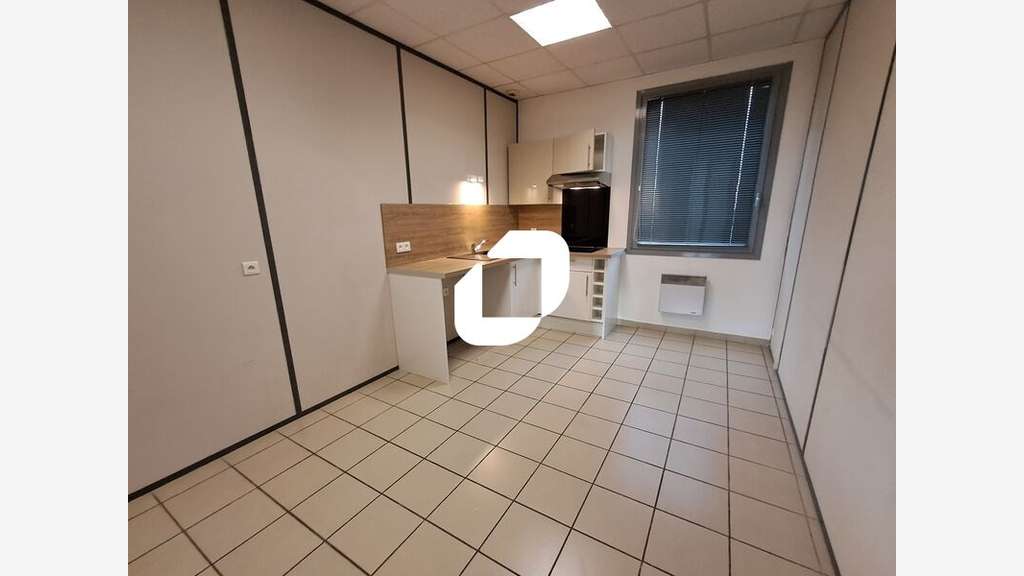 A louer Bureaux 300m² Templemars