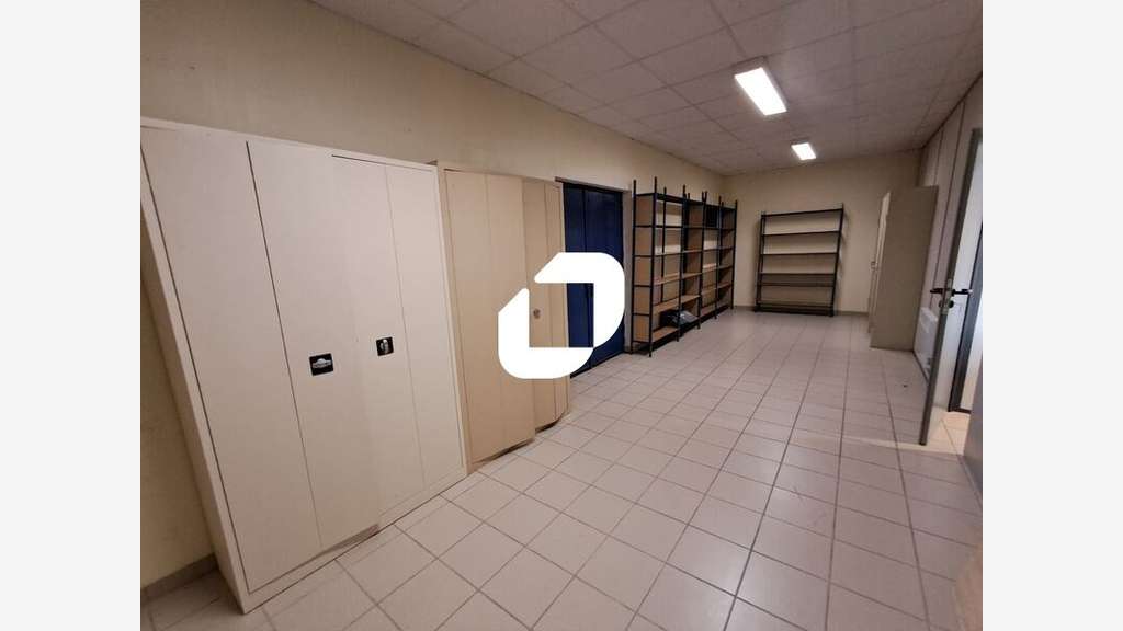 A louer Bureaux 300m² Templemars