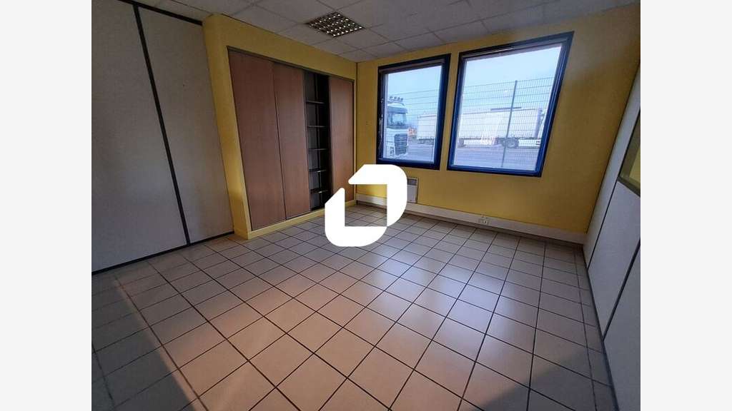A louer Bureaux 300m² Templemars
