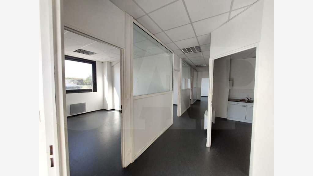 A louer bureaux 184m² à Theix-Noyalo