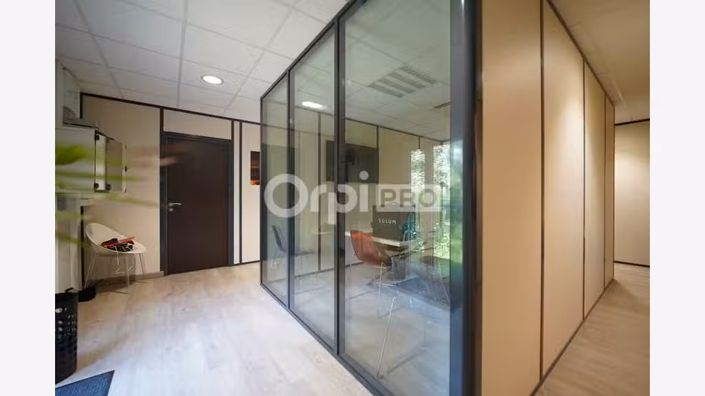 Bureaux à louer 154m²  R+1 à Thurins
