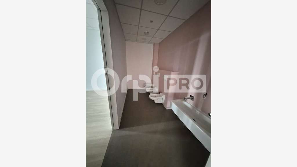 Bureau 200m² RDC à louer à Tinqueux