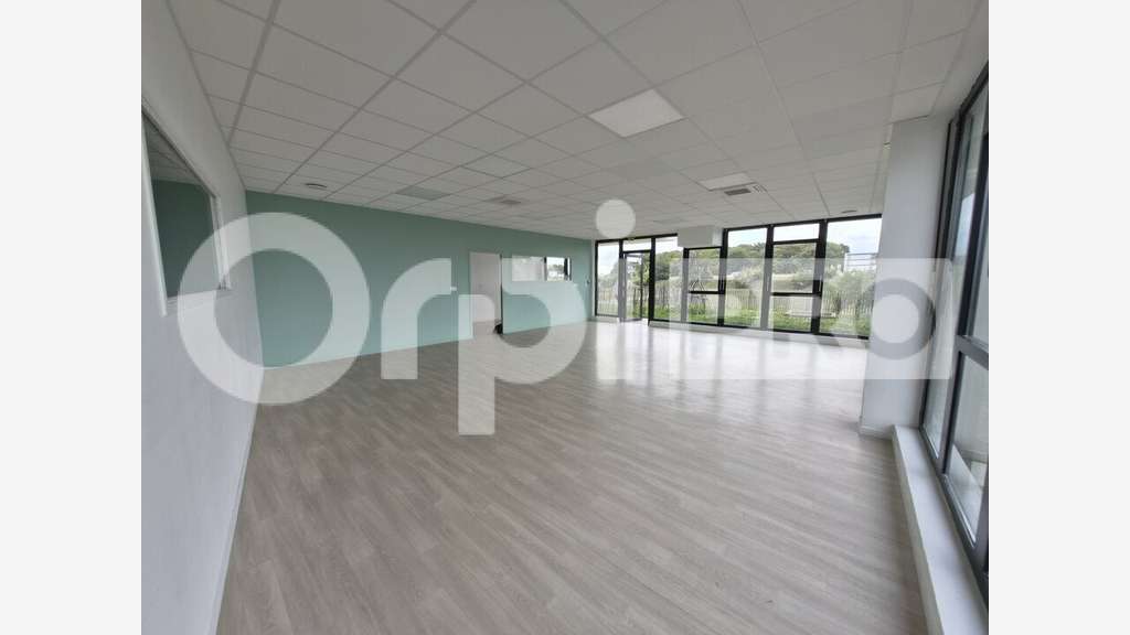 Bureau 200m² RDC à louer à Tinqueux
