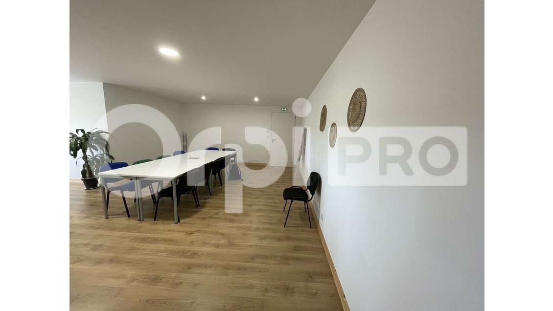 A louer local professionnel bureaux 75m² à Tosse