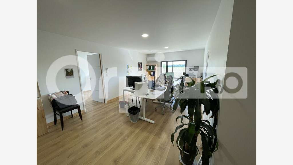 A louer local professionnel bureaux 75m² à Tosse