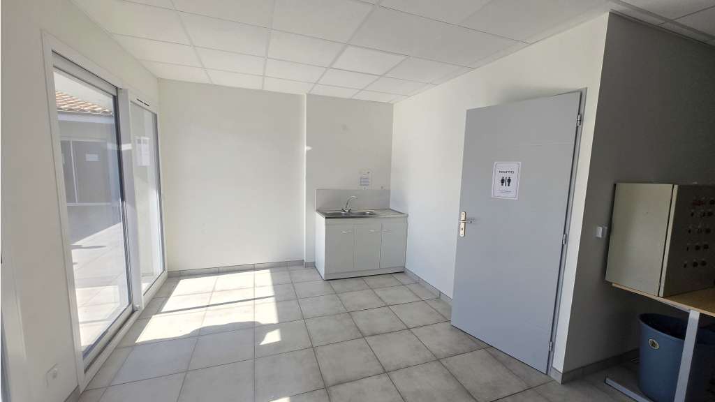 A louer bureaux de 488m² en za Solliès-Pont